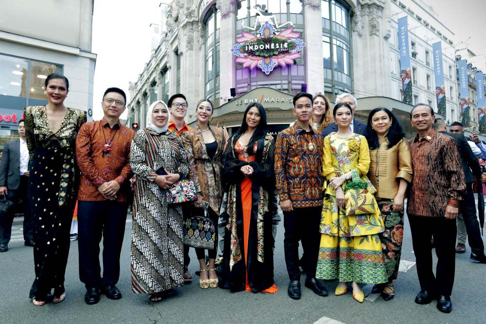  Momen Gibran Foto Bareng Bos Shopee Saat Java in Paris di Prancis