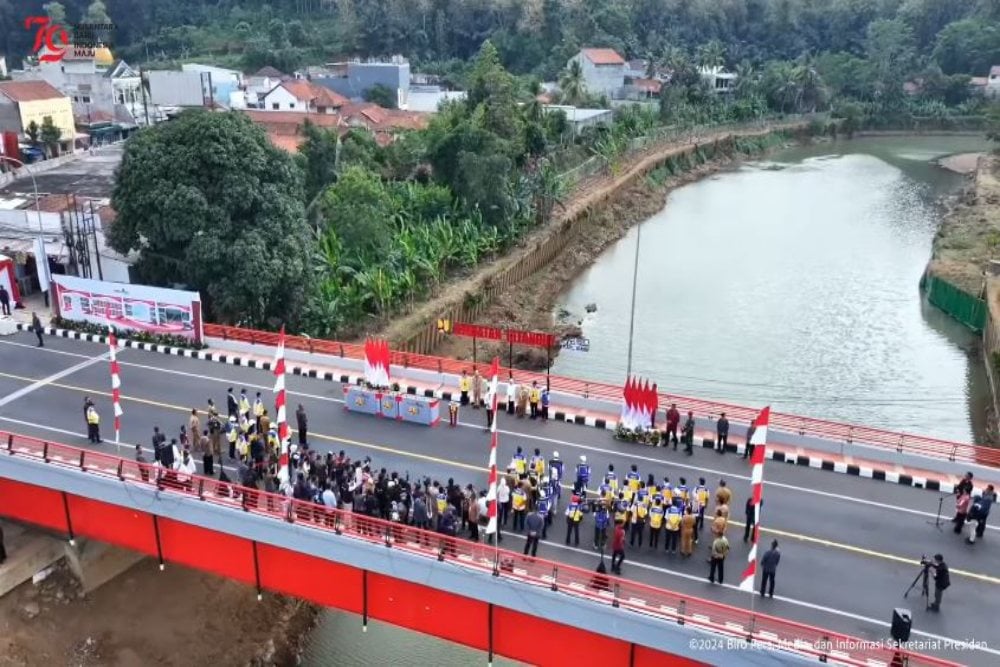  Tingkatkan Mobilitas, Jokowi Resmikan Proyek Infrastruktur Jalan dan Jembatan di Jabar