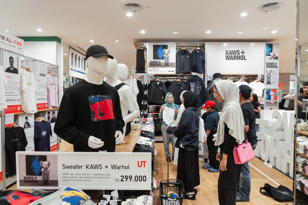  Uniqlo Luncurkan Koleksi Spesial Kaws dan Warhol