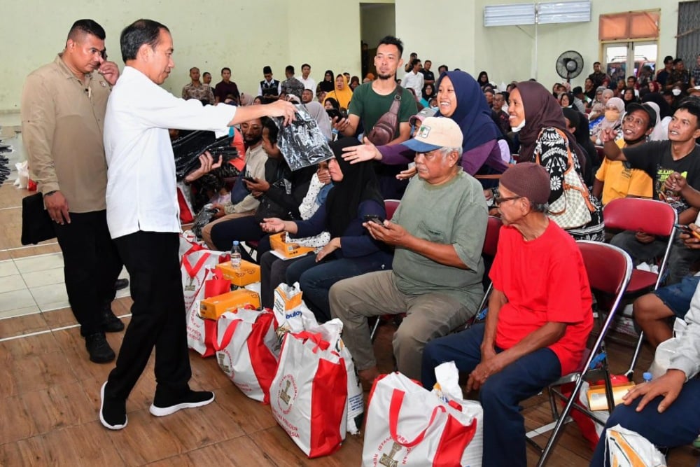  Jelang Pilkada, Jokowi Kembali Bagikan Bansos Beras di Yogyakarta