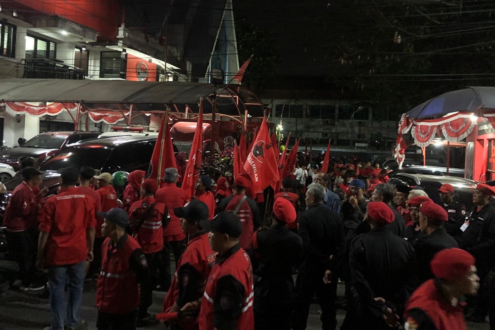  Pilgub Jabar 2024: Anies Baswedan-Ono Surono Mendaftar ke KPU Malam Ini!