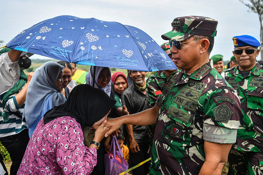  Panglima TNI Tinjau Latihan Terjun Payung Super Garuda Shield