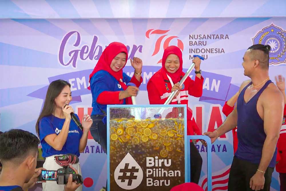  Air Minum Biru Bersama Kader Surabaya Hebat Rayakan Kemerdekaan RI Lewat Edukasi dan Upaya Pemecahan Rekor Dunia