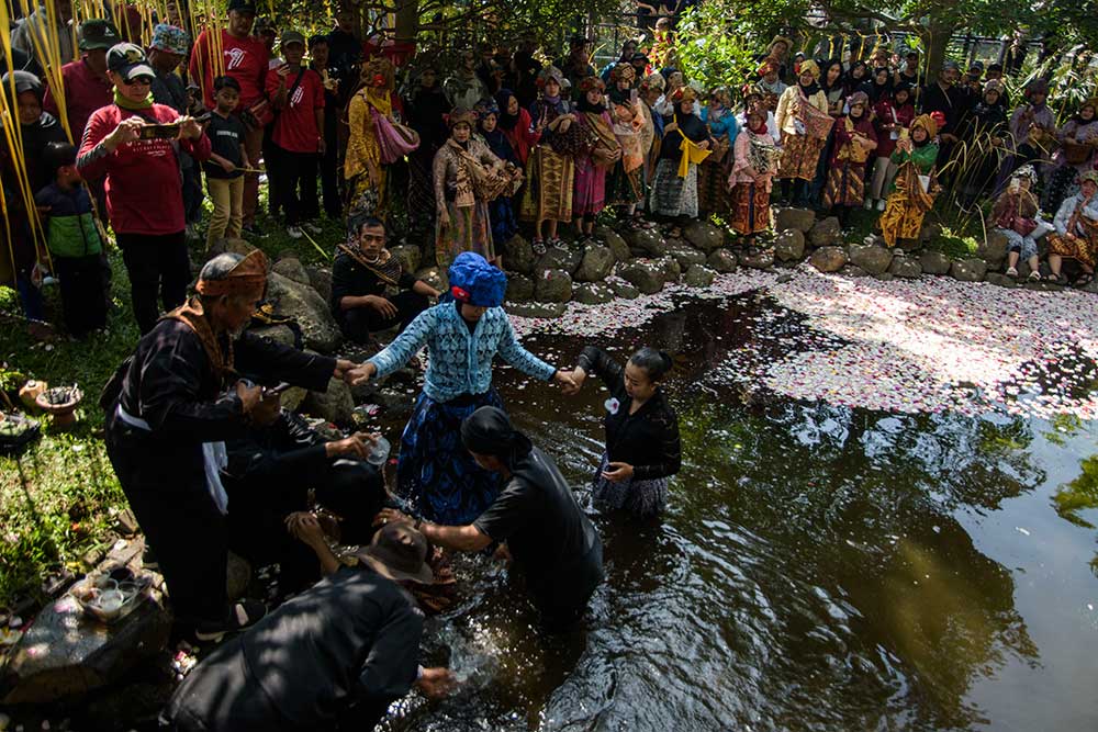  Ritual Mandi Pada Tradisi Ngalokat Cai di Mata Air Irung-Irung Jawa Barat