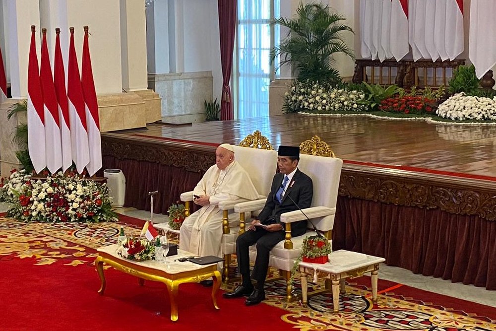  Momen Haru Paus Fransiskus Melafalkan Bhinneka Tunggal Ika di Samping Jokowi