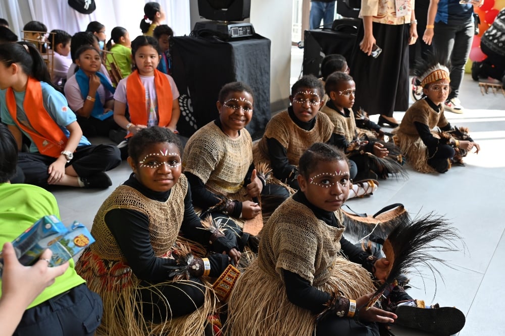  Paus Fransiskus Disambut Tarian Anak Panti Asuhan Vita Dulcedo, Potret Keberagaman RI