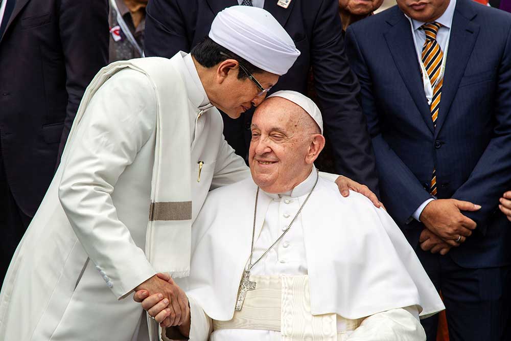  Paus Fransiskus Cium Tangan Imam Besar Masjid Istiqlal Nasaruddin Umar Saat Berkunjung ke Masjid Istiqlal