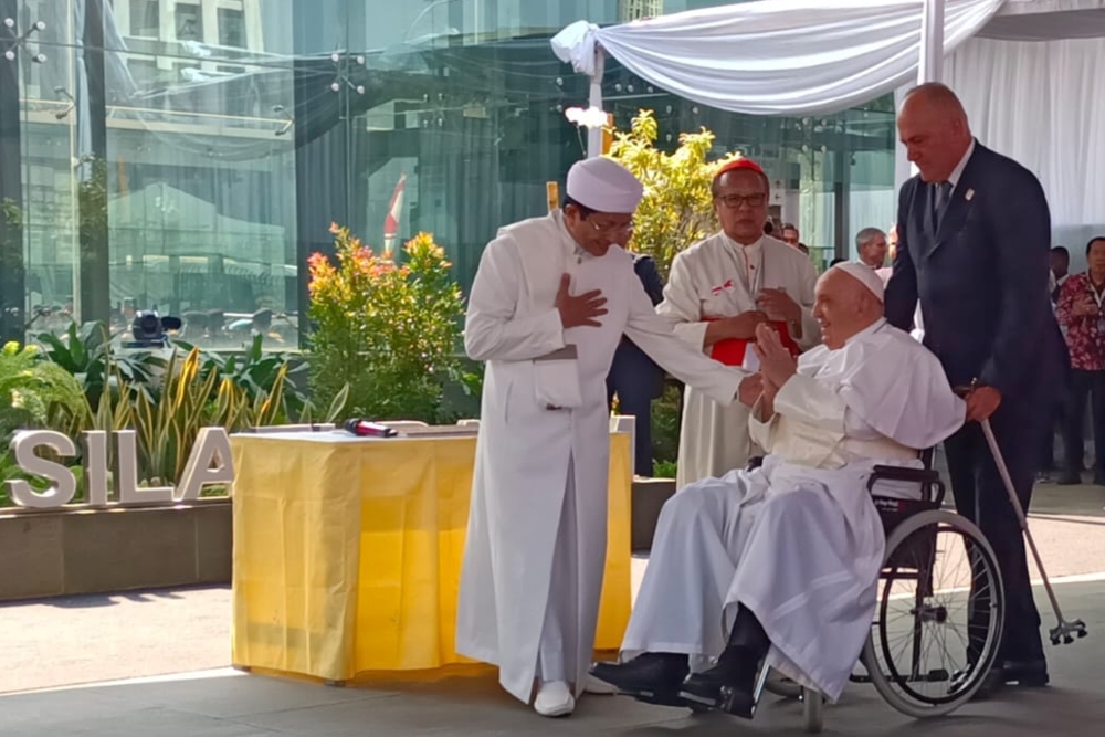  Momen Paus Fransiskus Cium Tangan Imam Besar Masjid Istiqlal