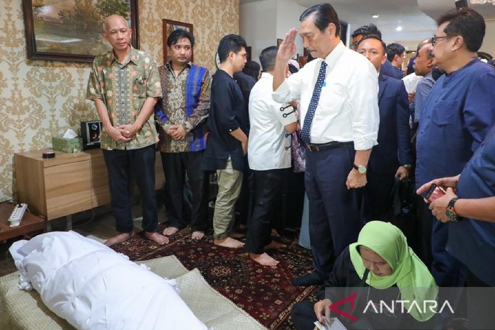  Momen Luhut Beri Salam Hormat Terakhir Kepada Jenazah Faisal Basri