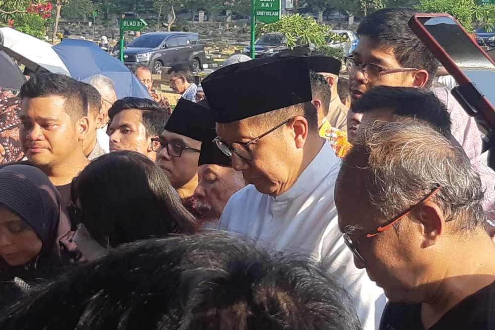  Keluarga dan Sejumlah Pejabat Iringi Pemakaman Faisal Basri