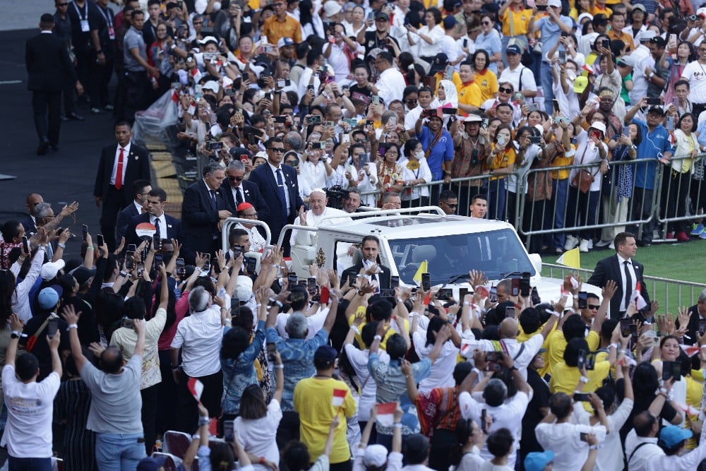  Paus Fransiskus Tiba di Stadion GBK Naik Popemobile, Jemaat Serukan Viva Il Papa!