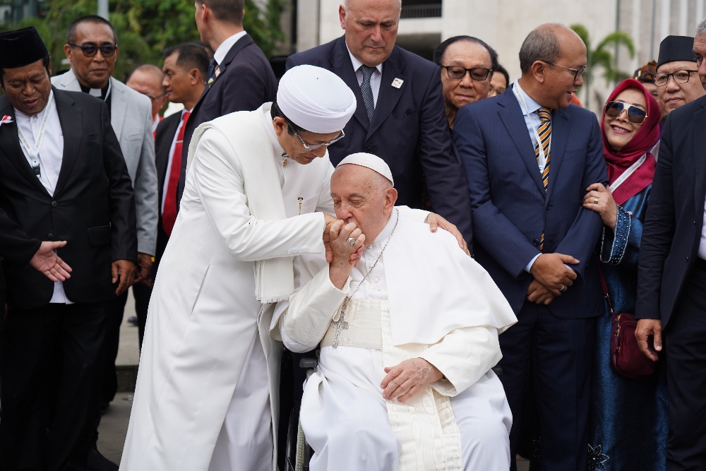  Foto-foto Momen Haru Paus Fransiskus di RI: Sapa Jemaat hingga Cium Tangan Imam Besar Istiqlal