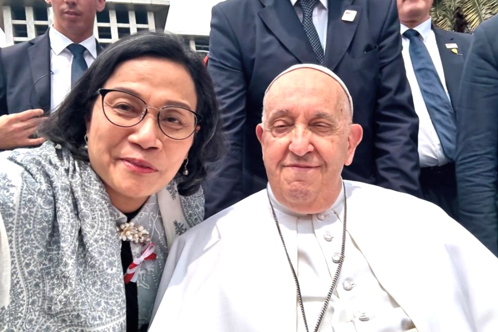  Sri Mulyani Pamer Selfie Bareng Paus Fransiskus, Begini Ceritanya!