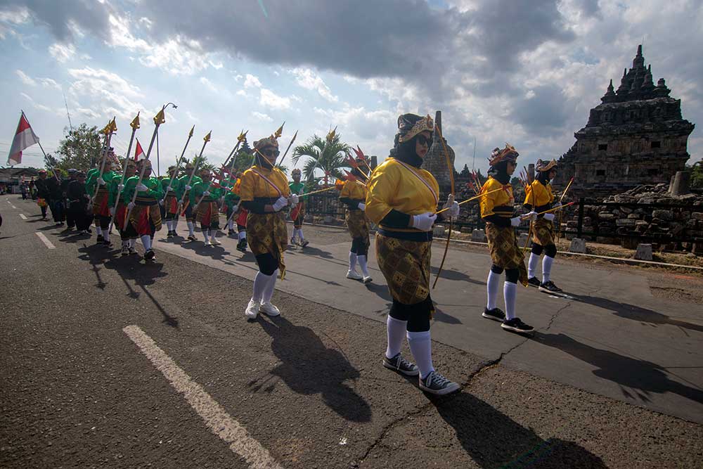  Kirab Gunungan Festival Candi Kembar 2024 di Prambanan