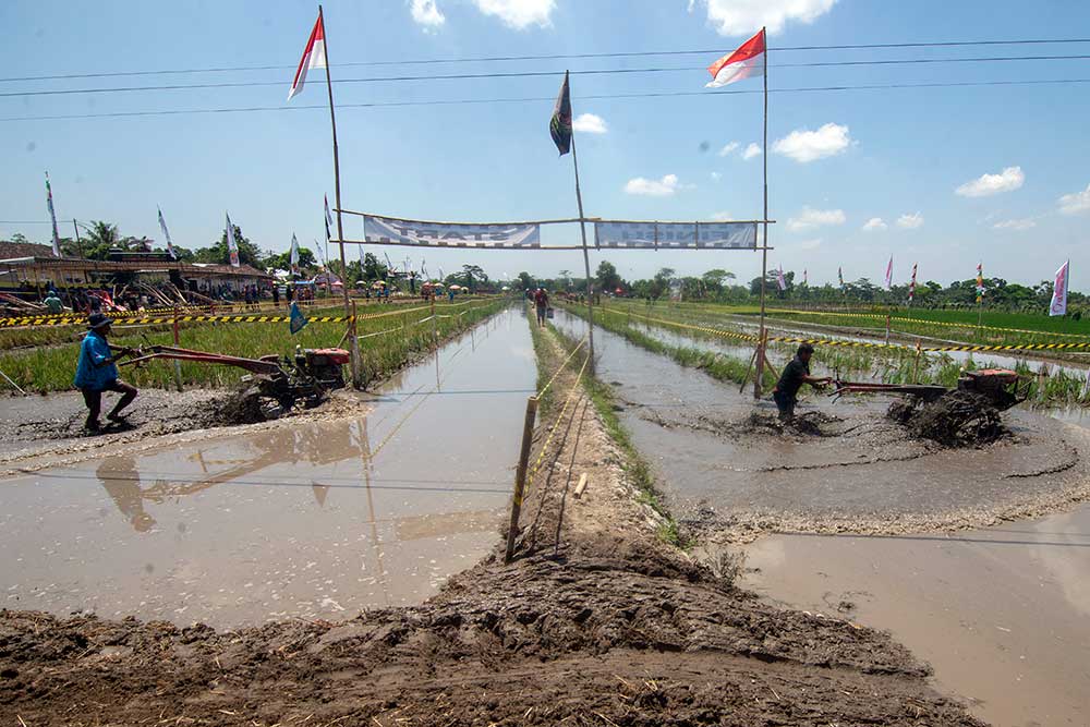  Sejumlah Petani di Klaten Ikuti Lomba Balap Traktor