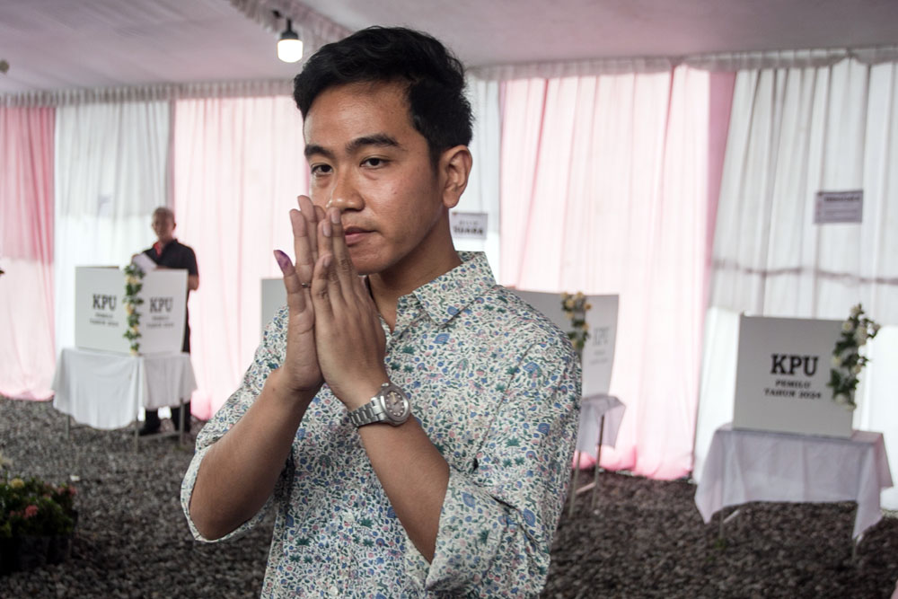 Calon Wakil Presiden nomor urut 2 Gibran Rakabuming Raka menyapa petugas KPPS usai menggunakan hak pilihnya di TPS 34 di Manahan, Solo, Jawa Tengah, Rabu (14/2/2024). ANTARA FOTO/Mohammad Ayudha