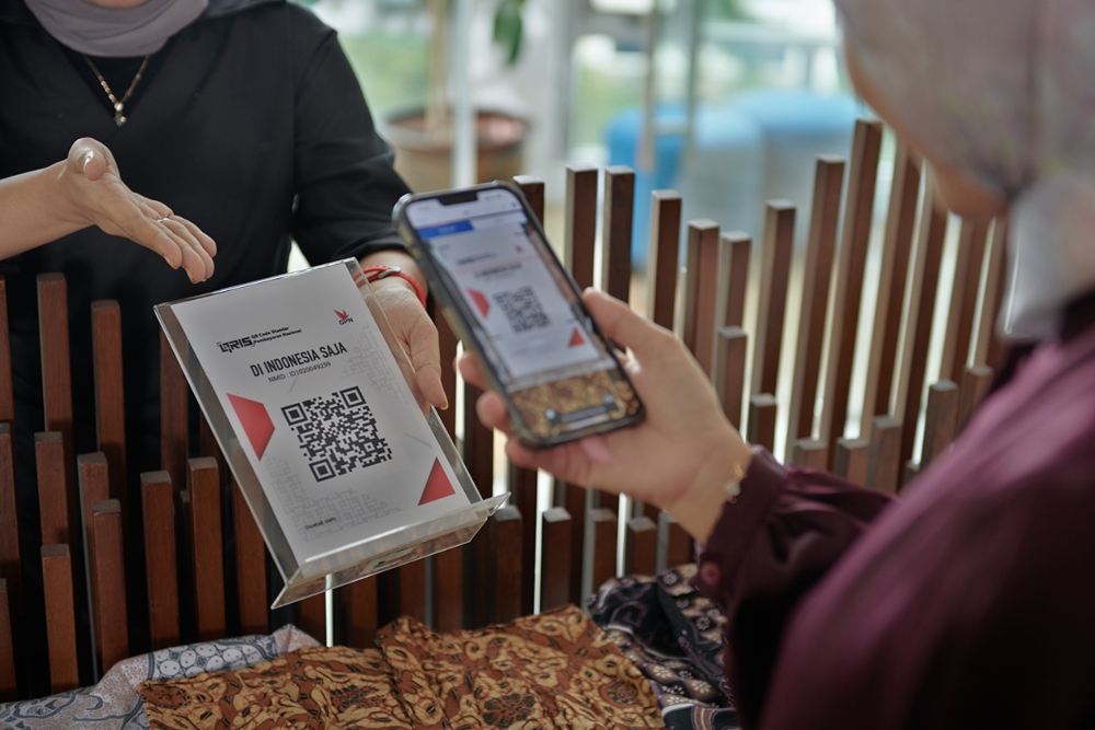 Konsumen membeli batik dan membayarnya menggunakan platform QRIS/Dok Bank Indonesia