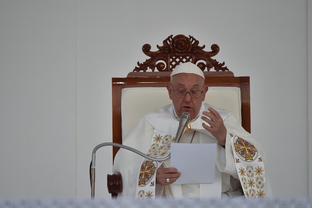 Paus Fransiskus saat memimpin perayaan ekaristi di  Stadion Gelora Bung Karno (GBK), Jakarta, Kamis (5/9/2024). INDONESIA PAPAL VISIT COMMITEE/ AGUS SUPARTO