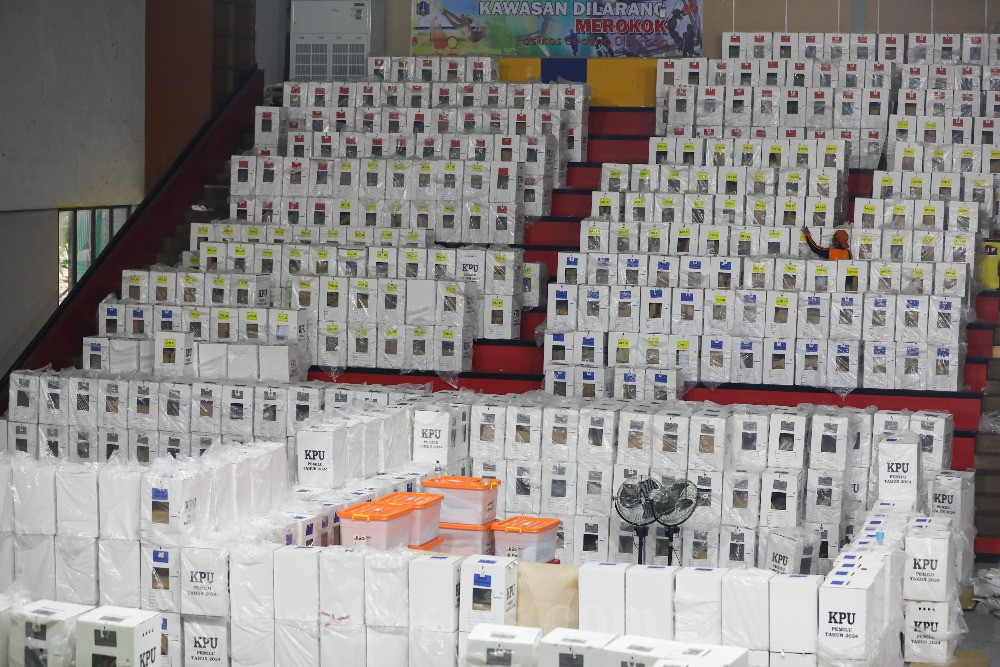 Petugas melintas di dekat kotak suara./Bisnis-Himawan L Nugraha