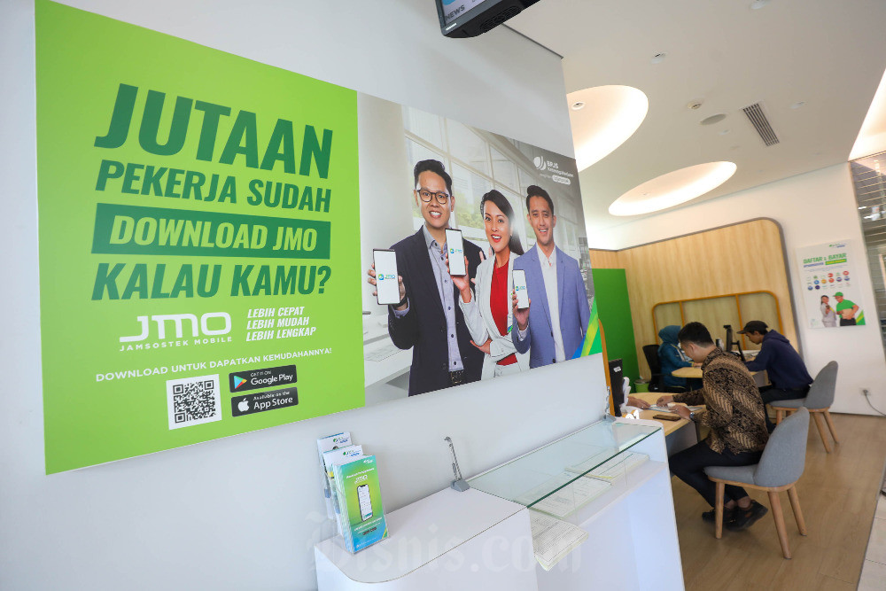 Pegawai melayani nasabah di kantor BPJS Ketenagakerjaan di Jakarta, Senin (4/3/2024). Bisnis/Himawan L Nugraha