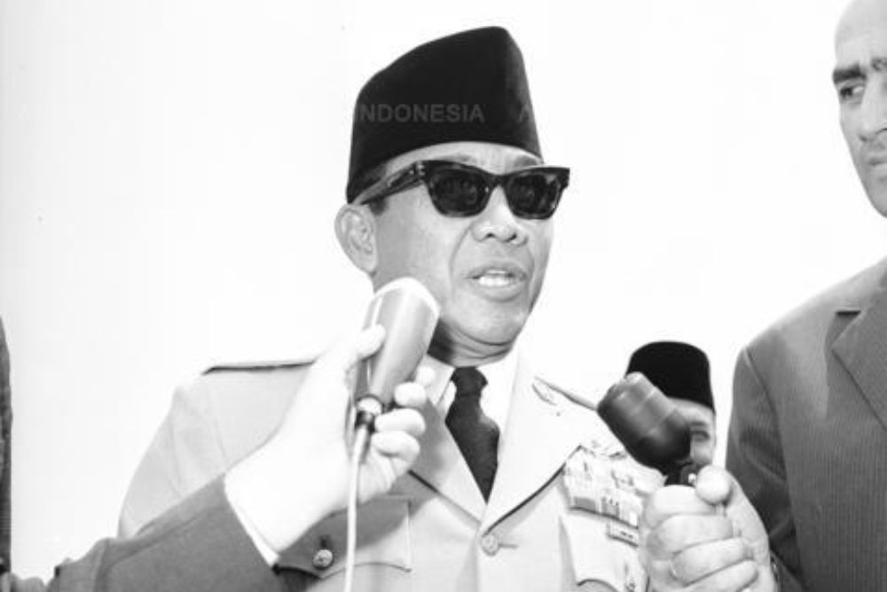 Soekarno sedang diwawancarai oleh dua jurnalis asing/Arsip Nasional