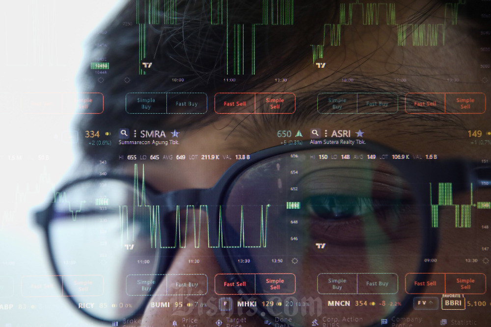 Seorang investor mengamati pergerakan harga saham di Jakarta, Rabu (21/8/2024). Bisnis/Arief Hermawan P