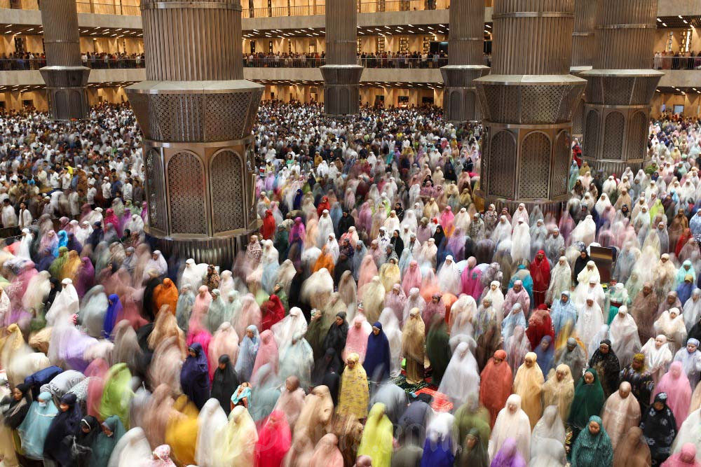 Umat muslim mengikuti salat /Bisnis