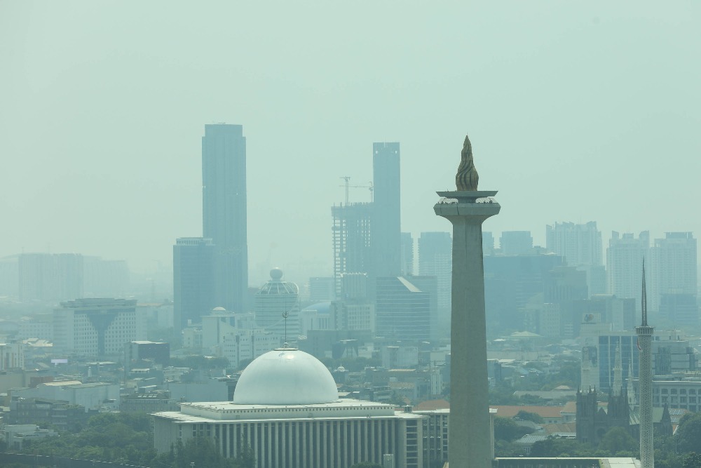 Suasana Monumen Nasional (Monas) dan gedung bertingkat dengan diselimuti polusi udara di Jakarta, Minggu (27/8/2023). JIBI/Bisnis/Himawan L Nugraha