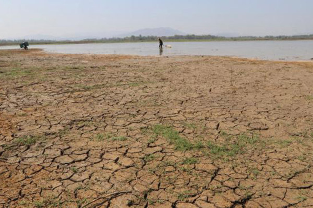 Warga beraktivitas di waduk saat musim kemarau./Bisnis-Sunaryo Haryo Bayu