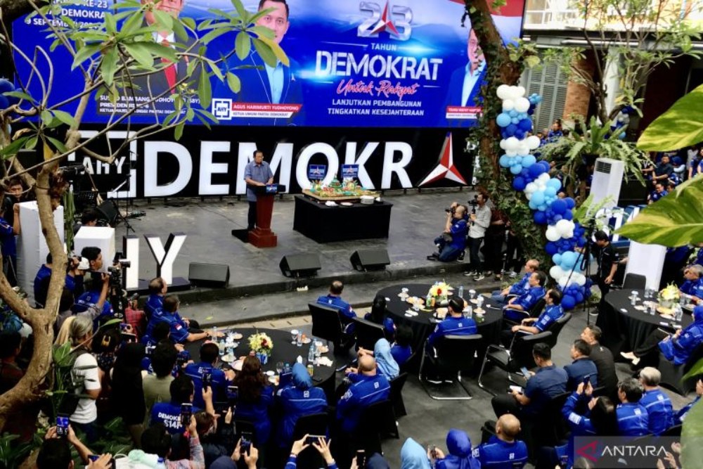Ketua Majelis Tinggi Partai Demokrat Susilo Bambang Yudhoyono (SBY) memberikan sambutan saat acara peringatan HUT Ke-23 Partai Demokrat di kantor pusat partai, Jakarta, Senin (9/9/2024). ANTARA/Genta Tenri Mawangi.