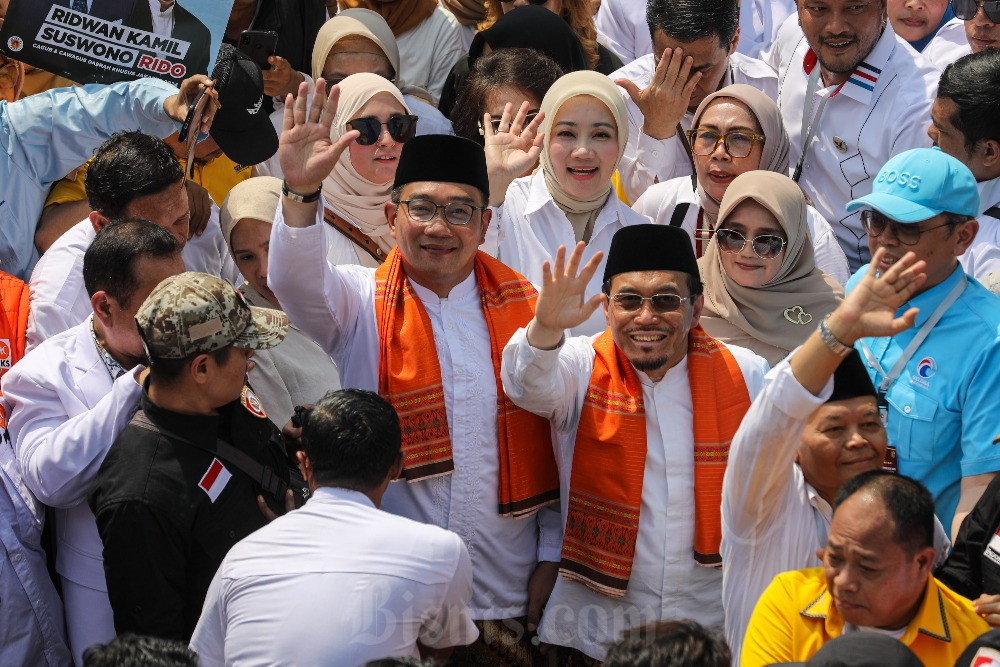 Pasangan bakal calon Gubernur dan Wakil Gubernur Jakarta, Ridwan Kamil dan Suswono menyapa pendukung saat tiba di Kantor KPU DKI Jakarta. Bisnis/Arief Hermawan