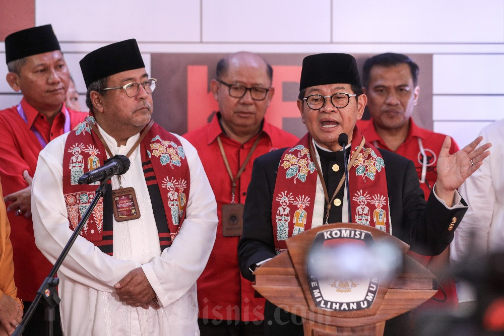 Pasangan bakal calon Gubernur dan Wakil Gubernur Jakarta, Pramono Anung (kanan) dan Rano Karno memberikan keterangan pers di Kantor KPU DKI Jakarta, Rabu (28/8/2024). Bisnis/Arief Hermawan