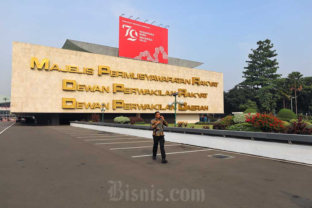 Suasana kompleks parlemen jelang Sidang Tahunan MPR dan Sidang bersama DPR dan DPD 2024 dalam rangka Hari Ulang Tahun (HUT) ke-79 Kemerdekaan Republik Indonesia di Jakarta, Jumat (16/8/2024). Bisnis/Eusebio Chrysnamurti