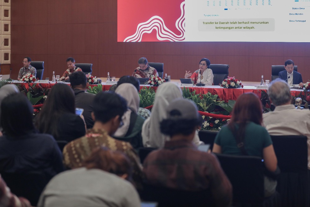 Menteri Keuangan Sri Mulyani Indrawati (kedua kanan) didampingi Menteri Pendidikan, Kebudayaan, Riset, dan Teknologi Nadiem Anwar Makarim (dari kiri), Menteri Kesehatan Budi Gunadi Sadikin, Menteri Koordinator Bidang Perekonomian Airlangga Hartarto, memberikan keterangan pers Rancangan Anggaran Pendapatan dan Belanja Negara serta Nota Keuangan TA 2025 di Jakarta, Kamis (16/8/2024)/Bisnis/Himawan L Nugraha KONFERENSI PERS RAPBN & NOTA KEUANGAN 2025