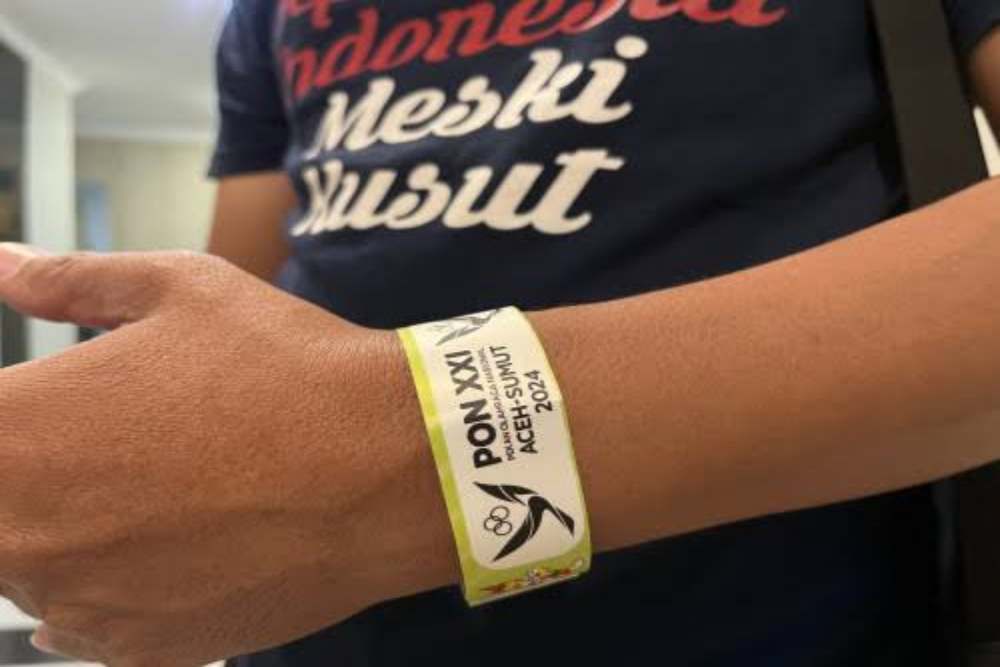 Salah satu penonton mengenakan semacam gelang yang menjadi tiket masuk ke venue PON XXI di Sumut/Humas Pemprov Sumut