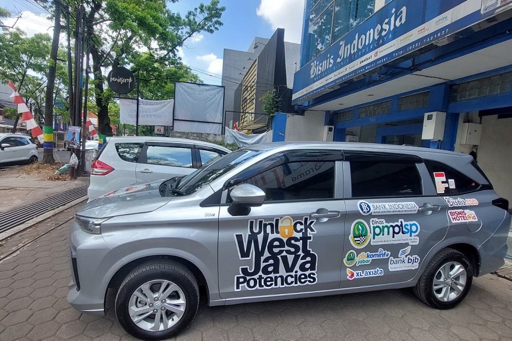 Tim program Jelajah Investasi Jabar, perjalanan jurnalistik Bisnis Indonesia Perwakilan Jawa Barat yang didukung oleh DPMPTSP Provinsi Jawa Barat, Diskominfo Jabar, Kantor Perwakilan Bank Indonesia Jawa Barat, Bank BJB, XL Axiata dan Eiger.