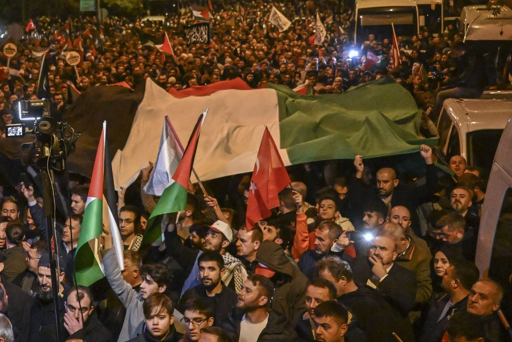 Aksi protes di depan Kedutaan Besar Israel di Turki pada 18 Oktober 2023 untuk memprotes serangan udara Israel di Rumah Sakit Baptis Al-Ahli di Gaza ketika serangan Israel terus berlanjut./Reuters/Anadolu