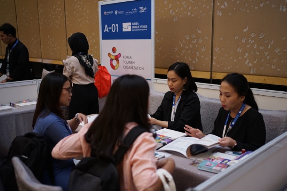 Pengunjung event Korea Unique Venue Jakarta Roadshow 2024 berkonsultasi dengan staf KTO Jakarta./Istimewa