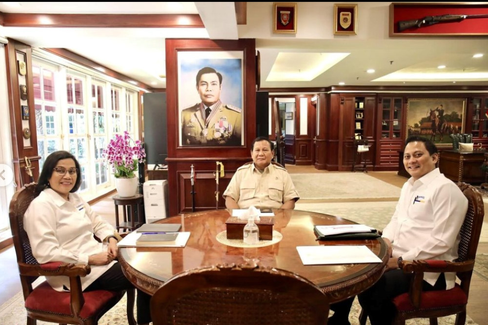 Menteri Keuangan (Menkeu) Sri Mulyani (kiri), Menteri Pertahanan sekaligus Presiden Terpilih Prabowo Subianto (tengah), dan Wakil Menteri Keuangan II Thomas Djiwandono (kanan) saat mengadakan pertemuan pada Senin (9/9/2024)./Instagram-@smindrawati