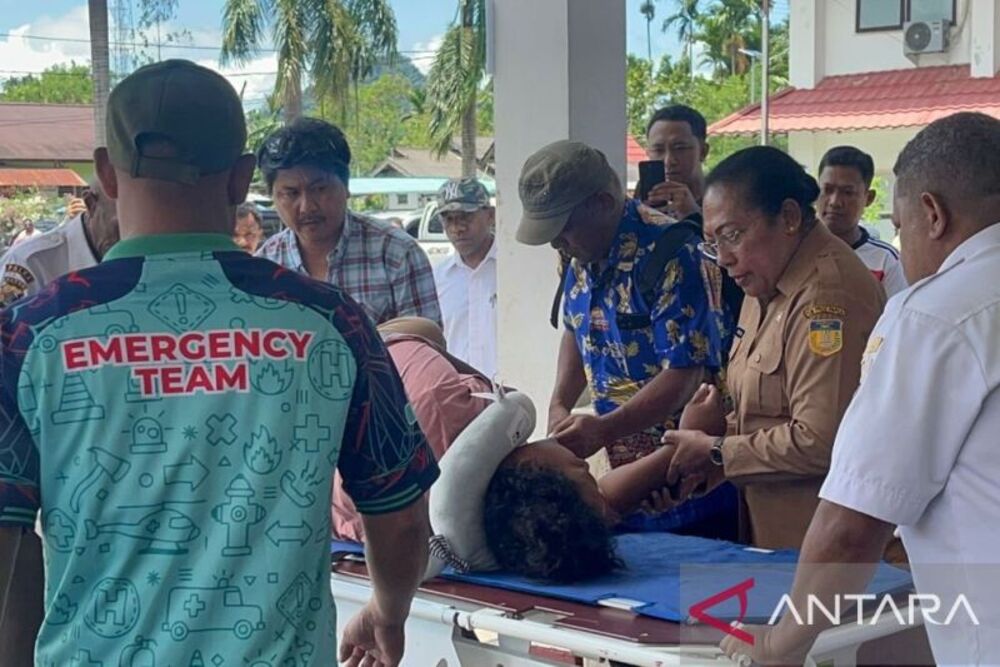 Salah satu korban kecelakaan pesawat Trigana PK YSP ATR 42-500 di Bandara Kamanap saat tiba di IGD RSUD Serui, Distrik Yapen Selatan, Kabupaten Kepulauan Yapen, Papua, Senin (9/9/2024)./Antara-Dokumen Warga Serui.