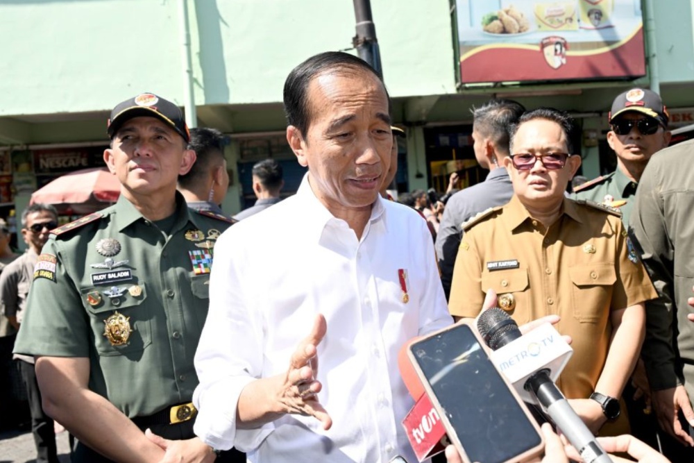 Presiden Joko Widodo menyampaikan keterangannya kepada awak media di Pasar Soponyono, Kota Surabaya, Provinsi Jawa Timur pada Jumat, 6 September 2024. Foto: BPMI Setpres/Rusman