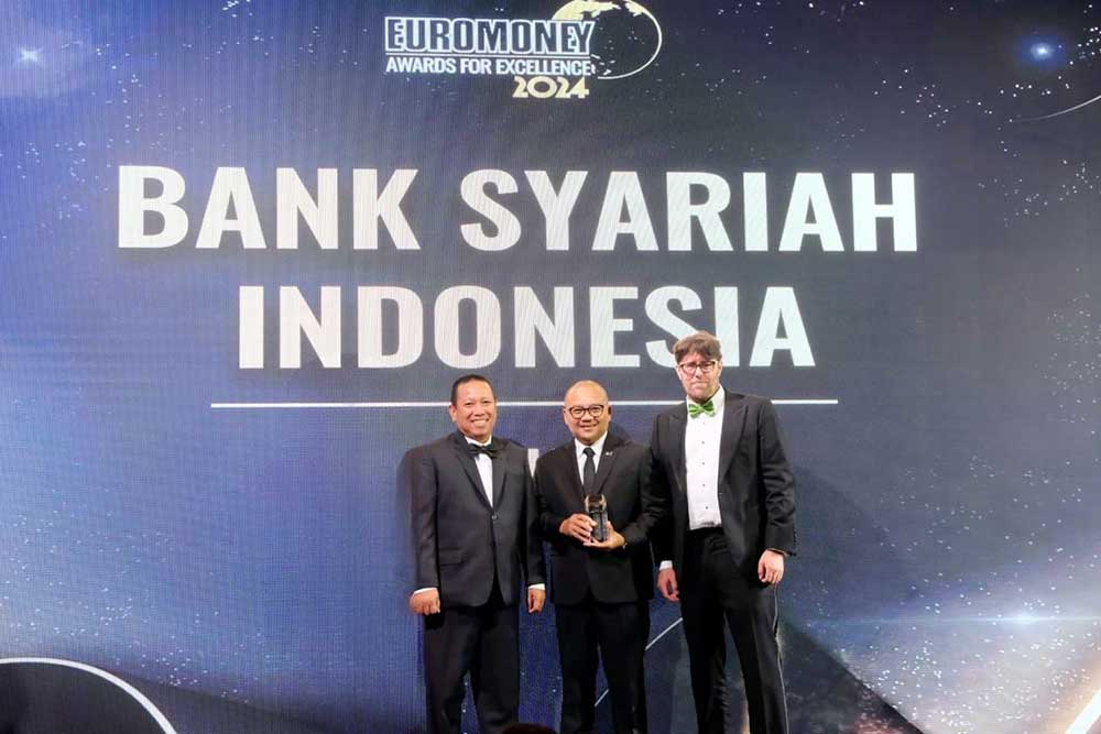  BSI Terima Piala Best Digital Bank 2024