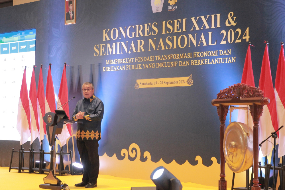 Ketua Umum Ikatan Sarjana Ekonomi Indonesia (ISEI) sekaligus Gubernur Bank Indonesia Perry Warjiyo memberikan sambutan dalam Kongres ISEI ke-XXII di Solo, Jawa Tengah pada Kamis (19/9/2024). / dok. ISEI