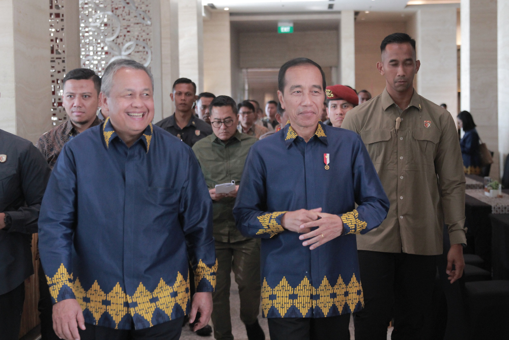 Ketua Umum Ikatan Sarjana Ekonomi Indonesia (ISEI) sekaligus Gubernur Bank Indonesia Perry Warjiyo bersama Presiden Joko Widodo dalam Kongres ISEI ke-XXII di Solo, Jawa Tengah pada Kamis (19/9/2024). / dok. ISEI