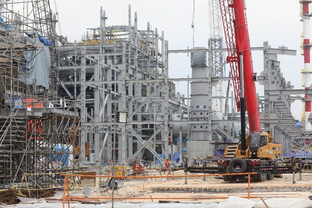 Pekerja menyelesaikan pembangunan proyek Smelter PT Freeport Indonesia di kawasan Java Integrated and Industrial Port Estate (JIIPE), Manyar, Gresik, Jawa Timur, Jumat (7/7/2023)/Bisnis-Eusebio Chrysnamurti