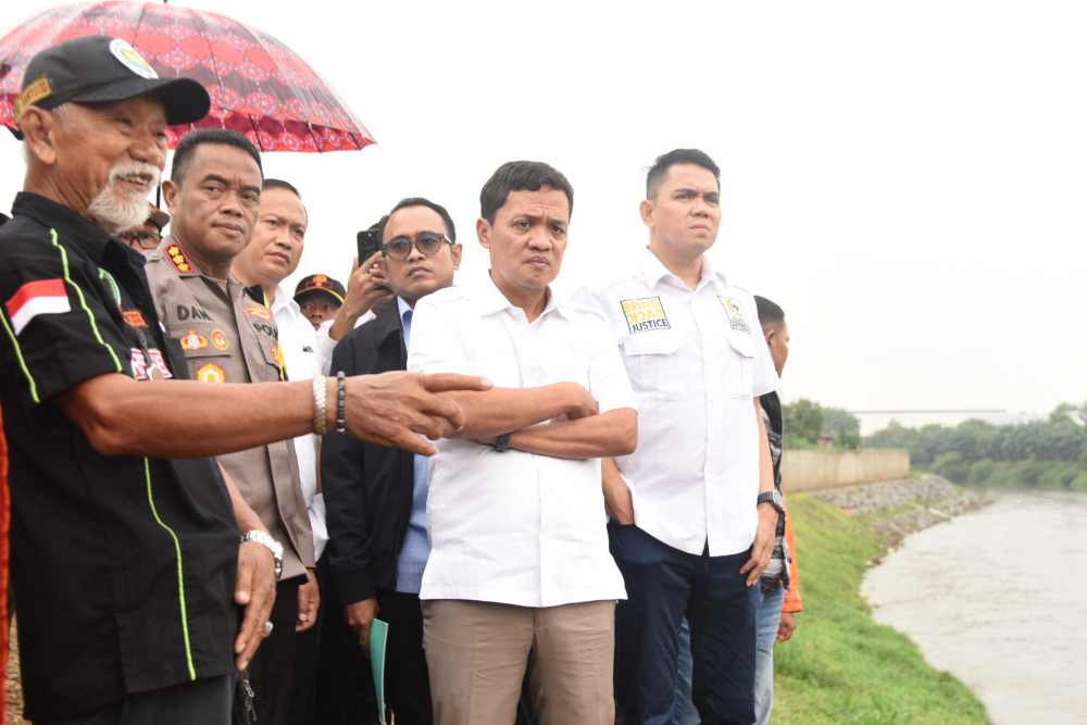 Komisi III DPR RI meninjau Tempat Kejadian Perkara (TKP) ke Kali Bekasi, Jatiasih, Bekasi, Jawa Barat, yang menjadi tempat ditemukannya tujuh jenazah remaja laki-laki, Selasa (24/10/24)/DPR