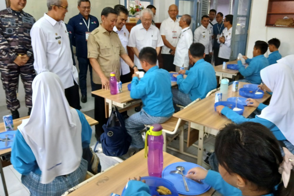  Wiranto Tinjau Uji Coba Makan Siang Gratis di Cirebon