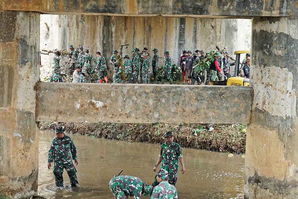  Anggota TNI Lakukan Normalisasi Sungai