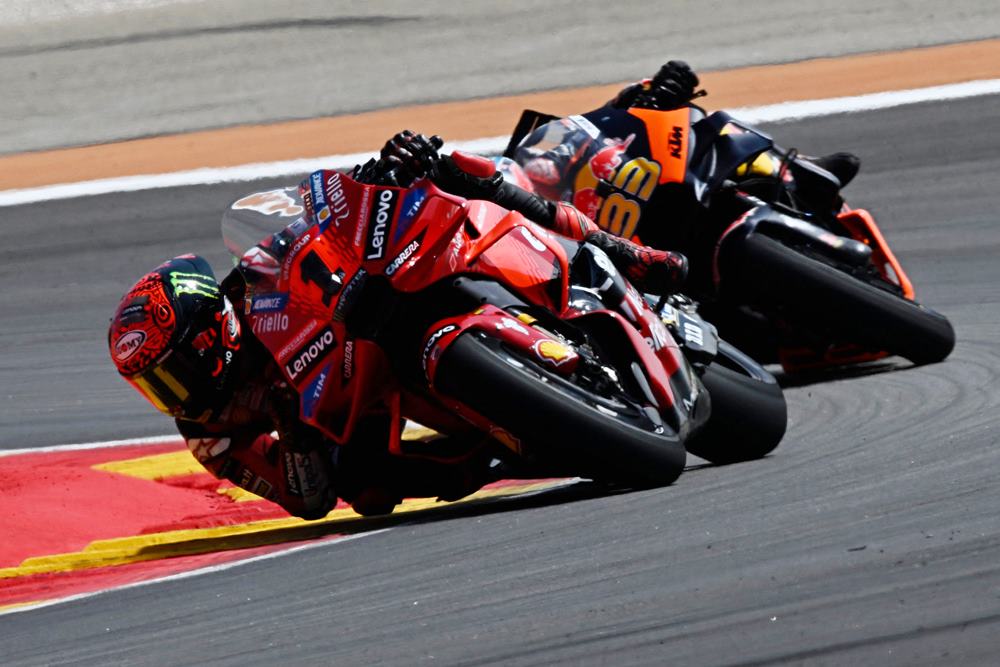 Pembalap Ducati Lenovo Francesco Bagnaia (kiri) dan pembalap Red Bull KTM Factory Racing Brad Binder. Live Hasil Sprint Race MotoGP Mandalika 2024: Martin atau Bagnaia Jadi Juara?/ REUTERS-Pablo Morano