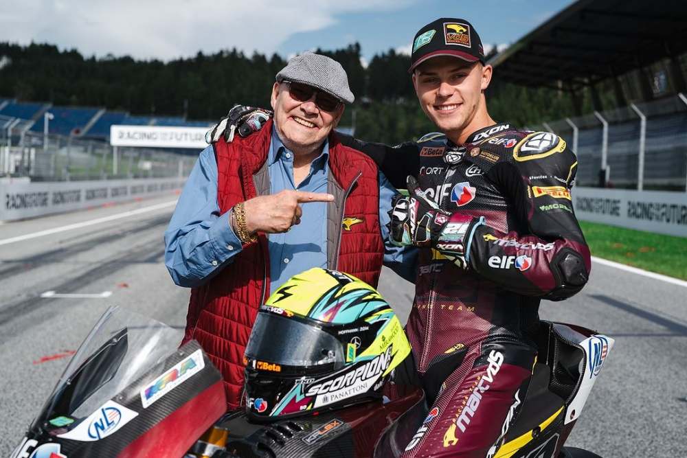  Kala Pebalap MotoGP Filip Salac 'Jualan Es Krim' di Pantai Lombok